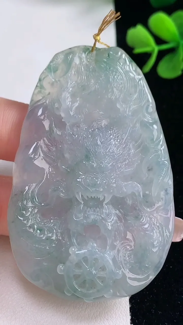 天然A货翡翠种飘花龙牌吊坠，尺寸65.3-40.8-8.7，重量:35.52g
12月30日