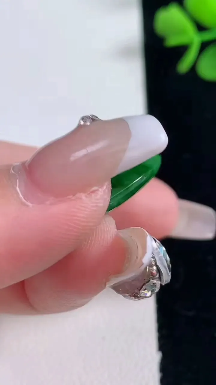 天然A货翡翠平安扣吊坠，尺寸29.3-4.7，重量:8.49g
12月30日