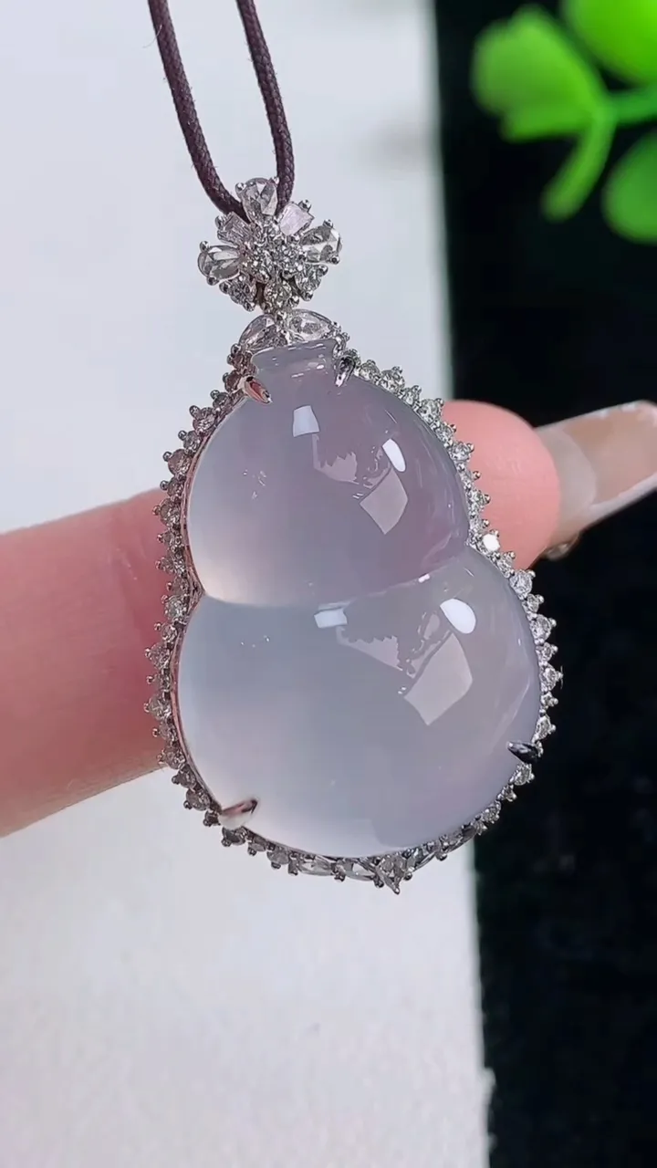 天然A货翡翠种白冰葫芦吊坠，尺寸32.6-18.8-11.6，裸石23.2-16.4重量:6.99g