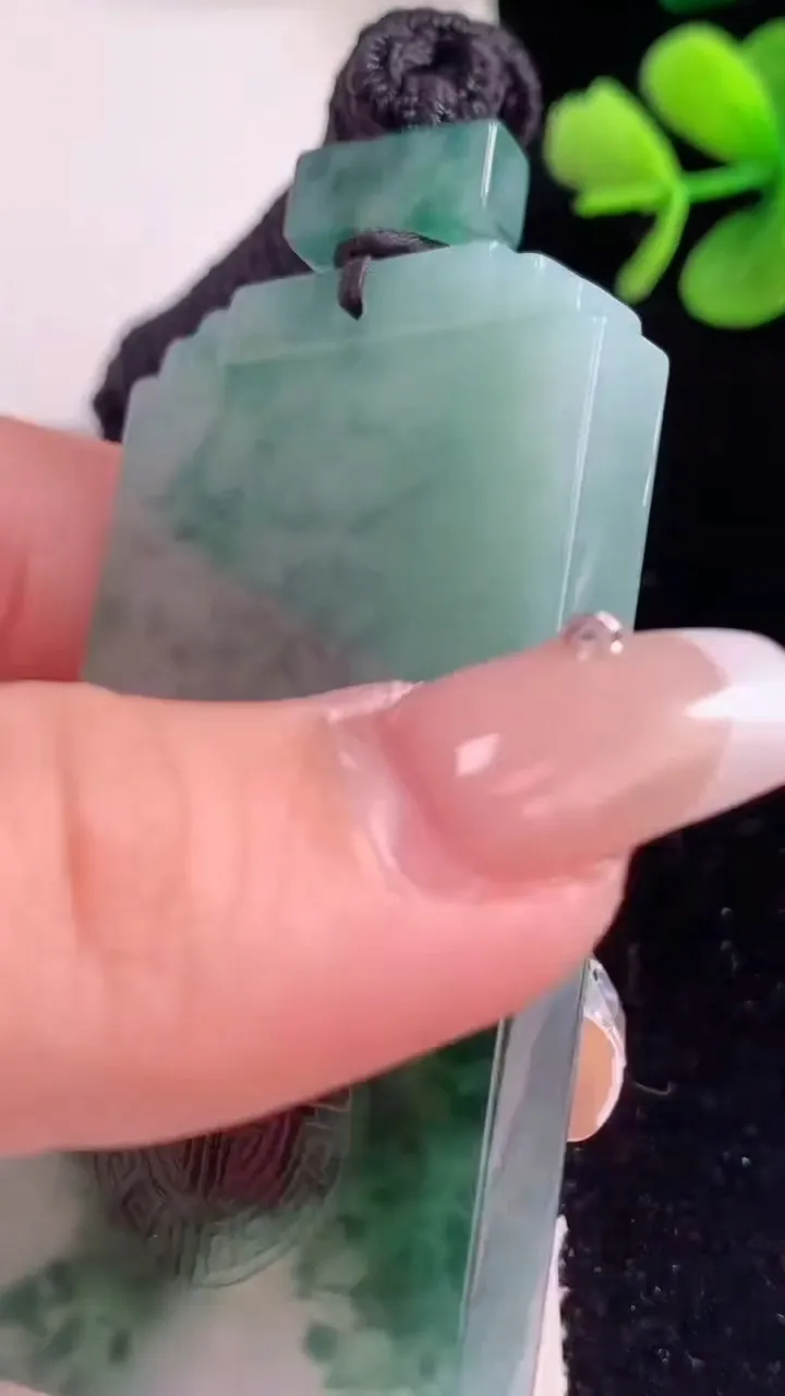 天然A货翡翠种飘花仿古无事牌吊坠，尺寸61.2-33.8-6.4，重量:47.98g
12月30日