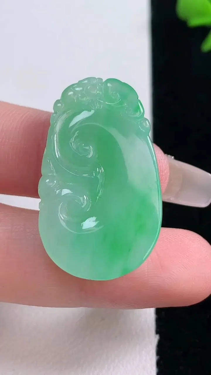 天然A货翡翠如意吊坠，尺寸33-19.7-4.9，重量:6.27g
12月30日