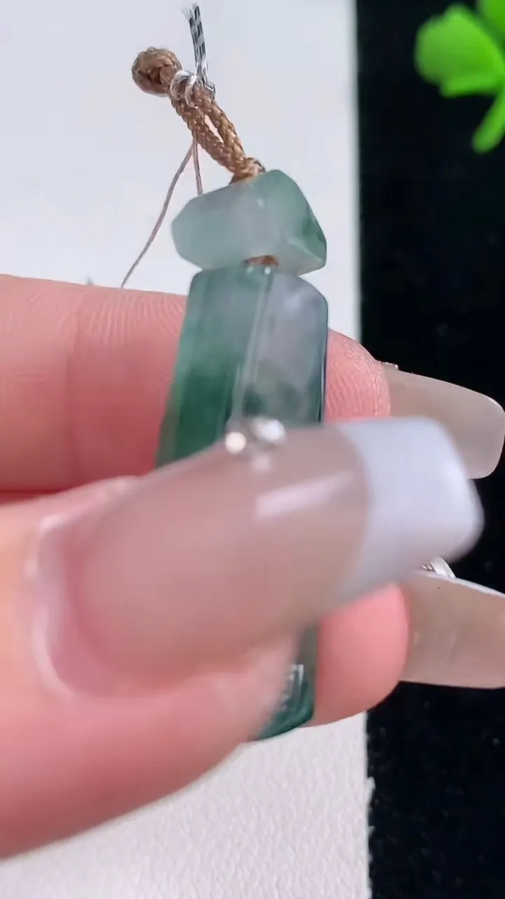 天然A货翡翠冰种飘花仿古无事牌吊坠，尺寸28.3-16-5.7，重量:7.77g
12月30日