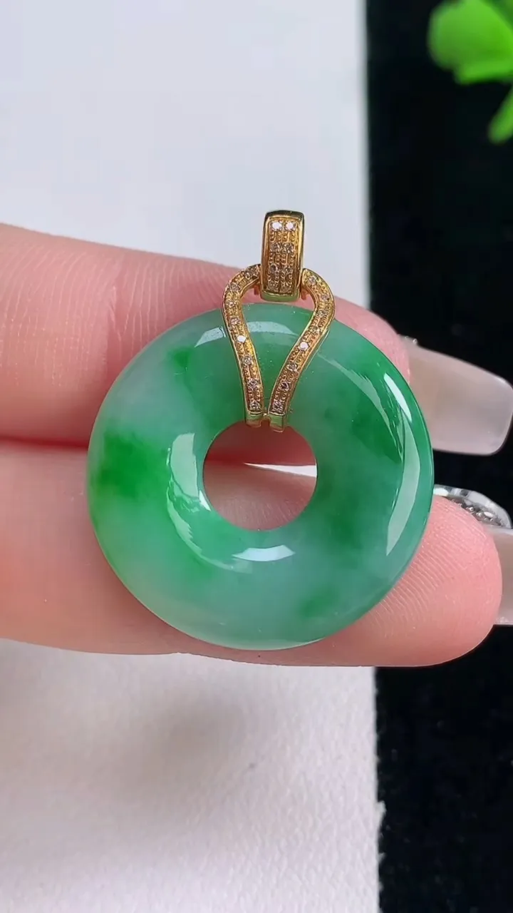 天然A货翡翠平安环吊坠，尺寸24-4.6，重量:6.47g
12月30日