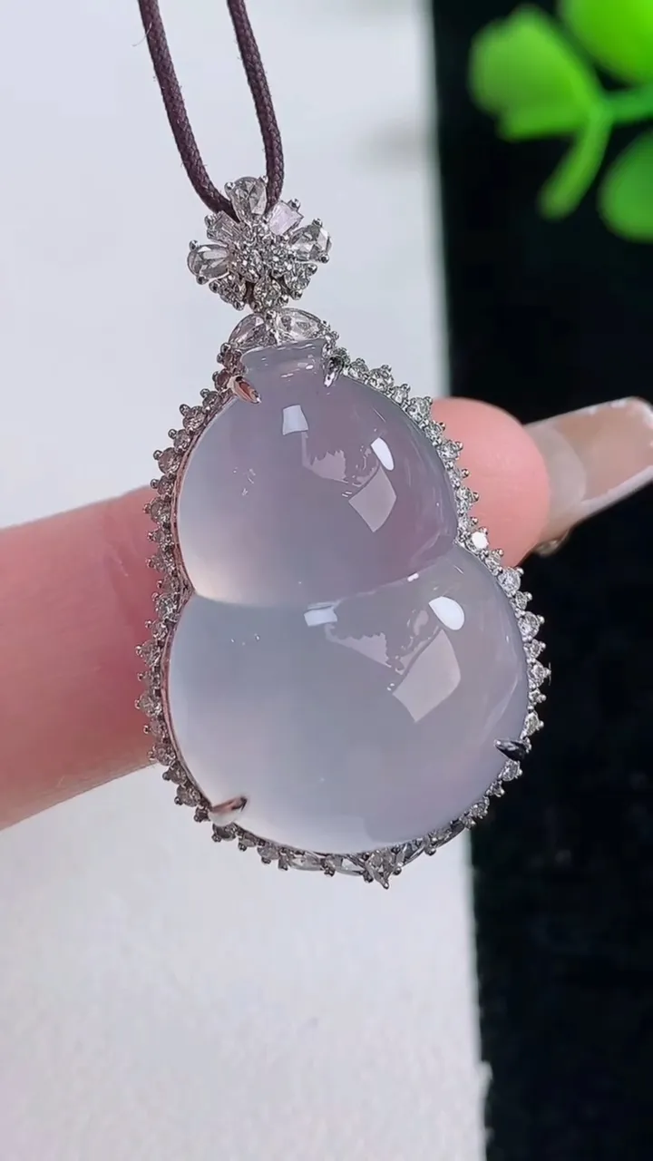 天然A货翡翠种白冰葫芦吊坠，尺寸32.6-18.8-11.6，裸石23.2-16.4重量:6.99g
12月30日