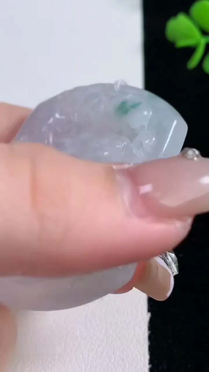 天然A货翡翠冰种飘花生肖兔吊坠，尺寸53.2-43.6-6.5，重量:32.17g
12月30日