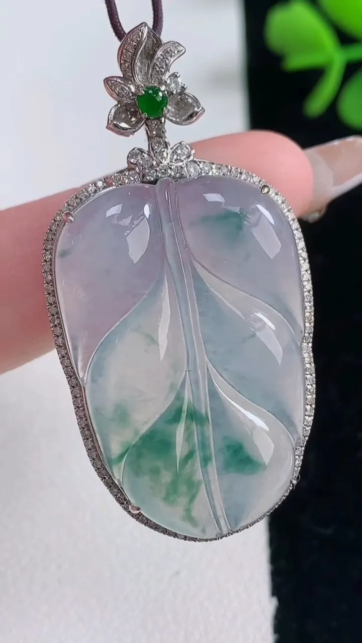 天然A货翡翠种飘花金枝玉叶 叶子吊坠，尺寸45.8-24-7.3，裸石31-21.4重量:8.72g
12月30日