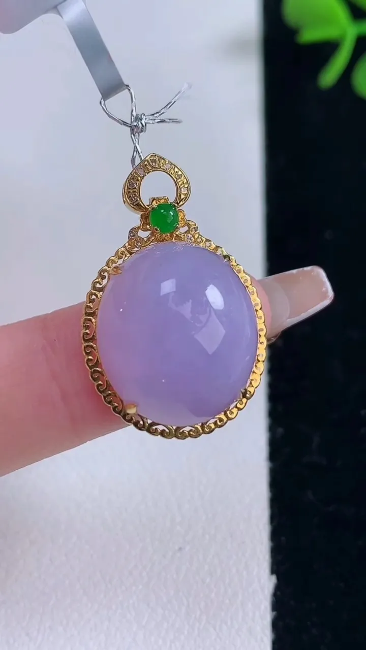 天然A货翡翠18K金紫罗兰蛋面吊坠，尺寸27.4-17.3-10，裸石16.7-14.7重量:4.86g
12月30日