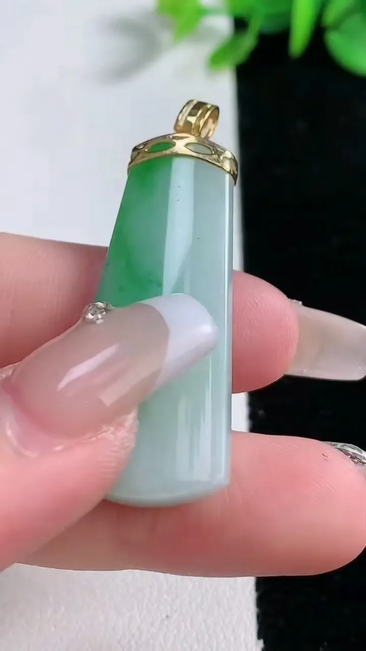 天然A货翡翠无事牌吊坠，尺寸38.2-17-5.6，重量:8.17g
12月30日