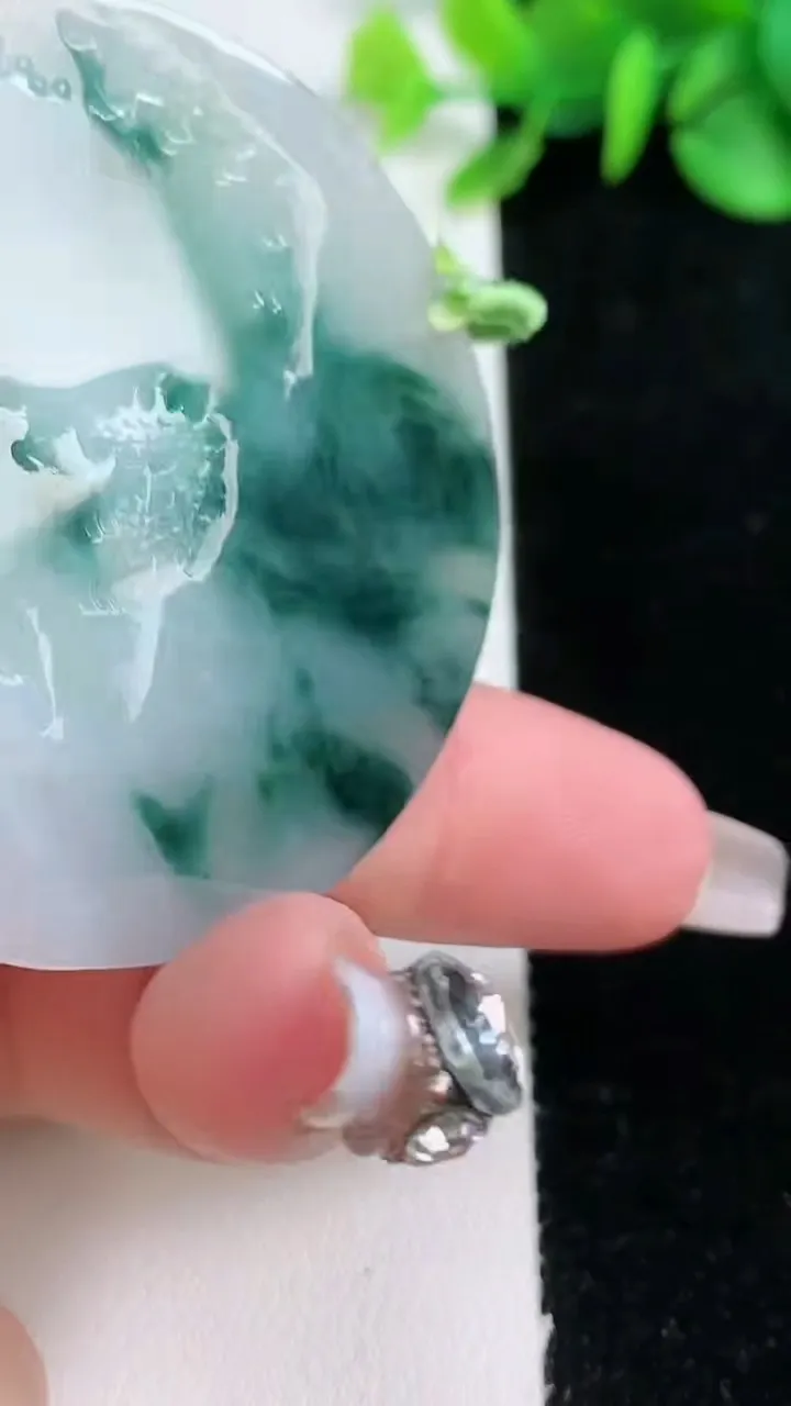 天然A货翡翠牌吊坠，尺寸49.5-4.7，重量:26.38g
12月30日