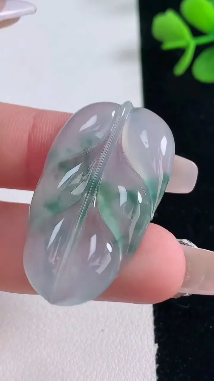 天然A货翡翠种飘花金枝玉叶 叶子吊坠，尺寸38.4-22-4，重量:6.70g
12月30日