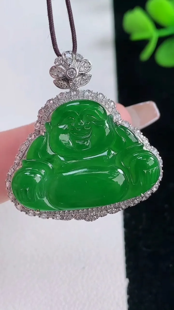 天然A货翡翠佛公吊坠，尺寸32.5-30.5-9.3，裸石20.1-27.3重量:7.78g
12月