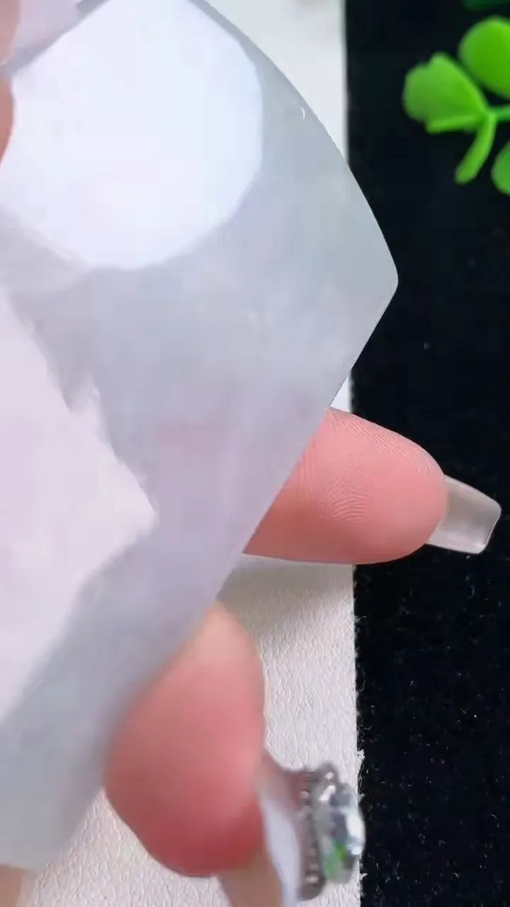 天然A货翡翠紫罗兰大日如来吊坠，尺寸70.7-41.7-4.8，重量:35.77g
12月30日