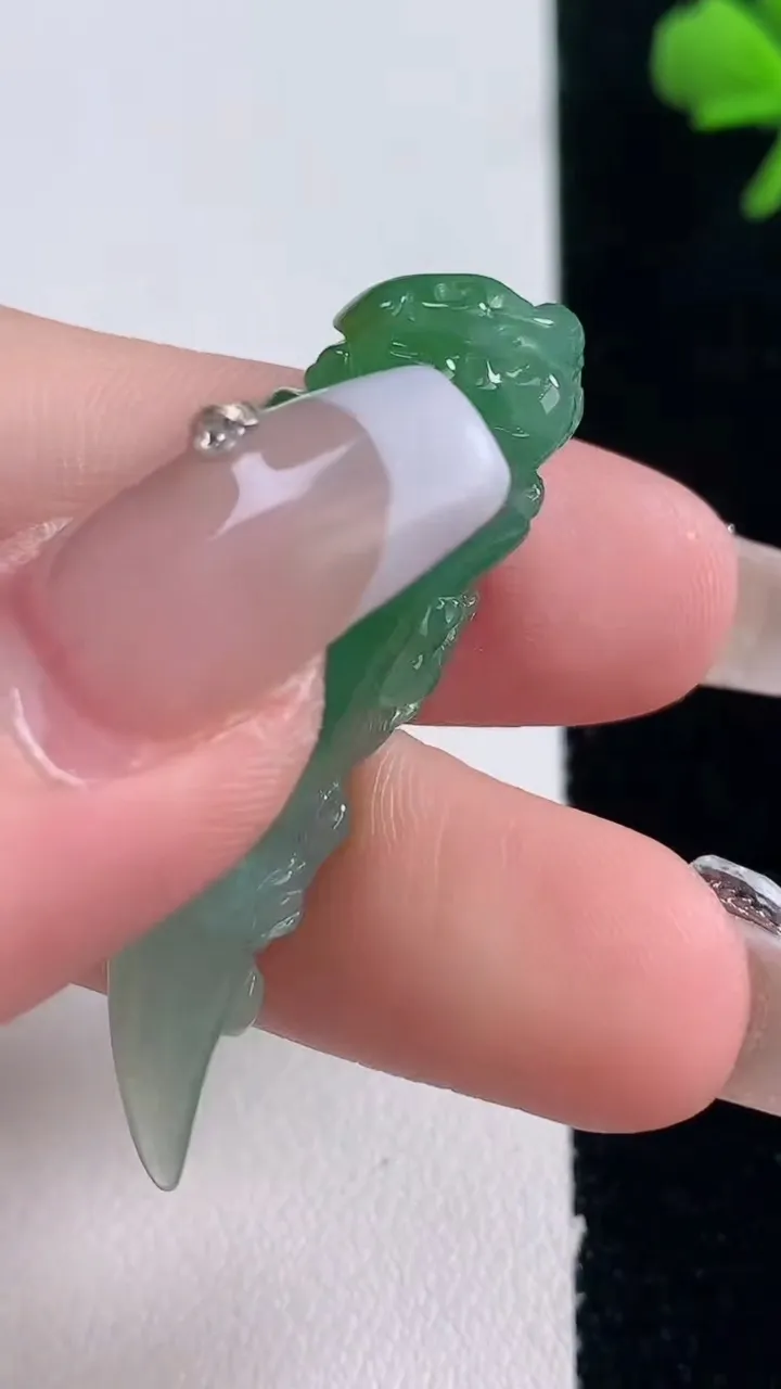 天然A货翡翠龙牙吊坠，尺寸42.3-12.4-6.8，重量:5.94g
12月30日