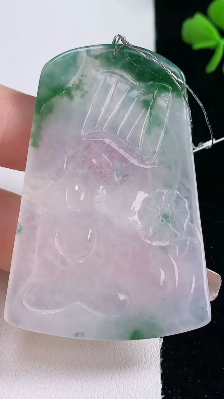 天然A货翡翠大日如来吊坠，尺寸58-38.7-4.8，重量:23.35g
12月30日