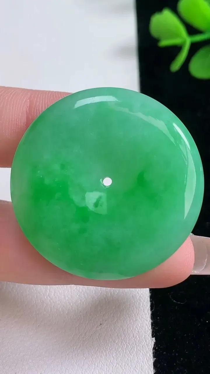 天然A货翡翠平安扣吊坠，尺寸35-5.4，重量:14.99g
12月30日