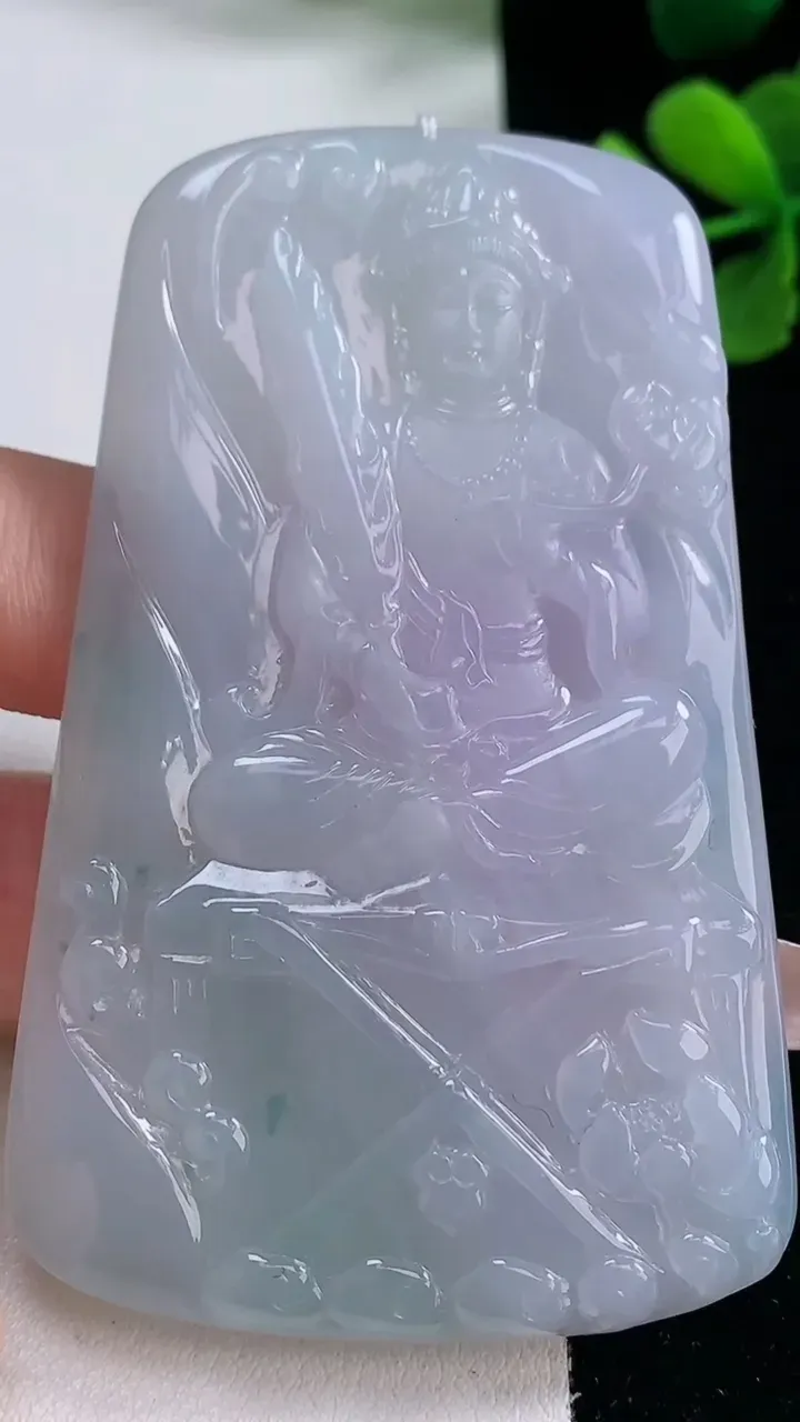 天然A货翡翠春带彩紫罗兰虚空藏菩萨吊坠，尺寸74-46.3-5.2，重量:44.19g
12月30日