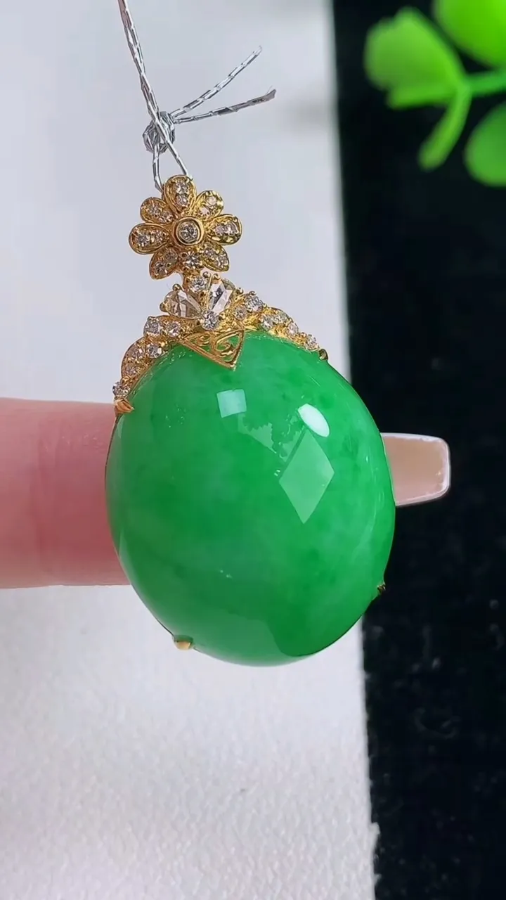 天然A货翡翠蛋面吊坠，尺寸32.7-22.2-18.5-10.8，重量:9.11g
12月30日