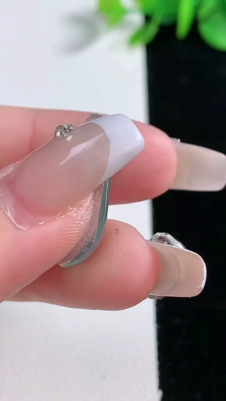 天然A货翡翠冰种飘花福瓜镶嵌件，尺寸23.3-9.5-5.4，重量:1.97g
12月30日