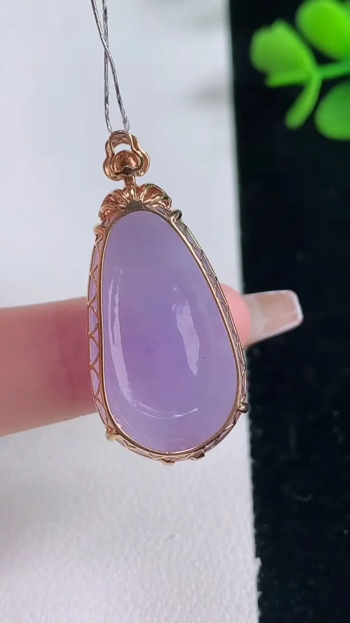 天然A货翡翠18K金紫罗兰福瓜吊坠，尺寸34.7-27-16-7.8，重量:5.25g
12月30日