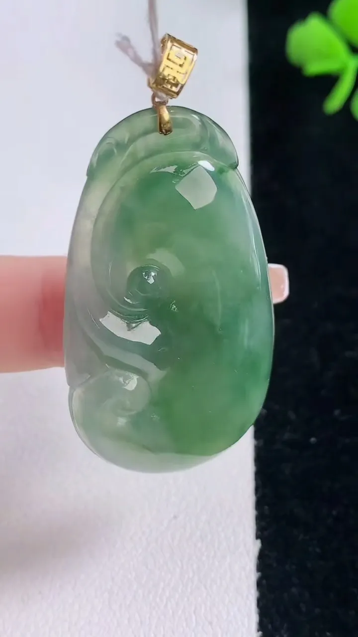 天然A货翡翠如意吊坠，尺寸44.4-24.8-6.2，重量:12.57g
12月30日