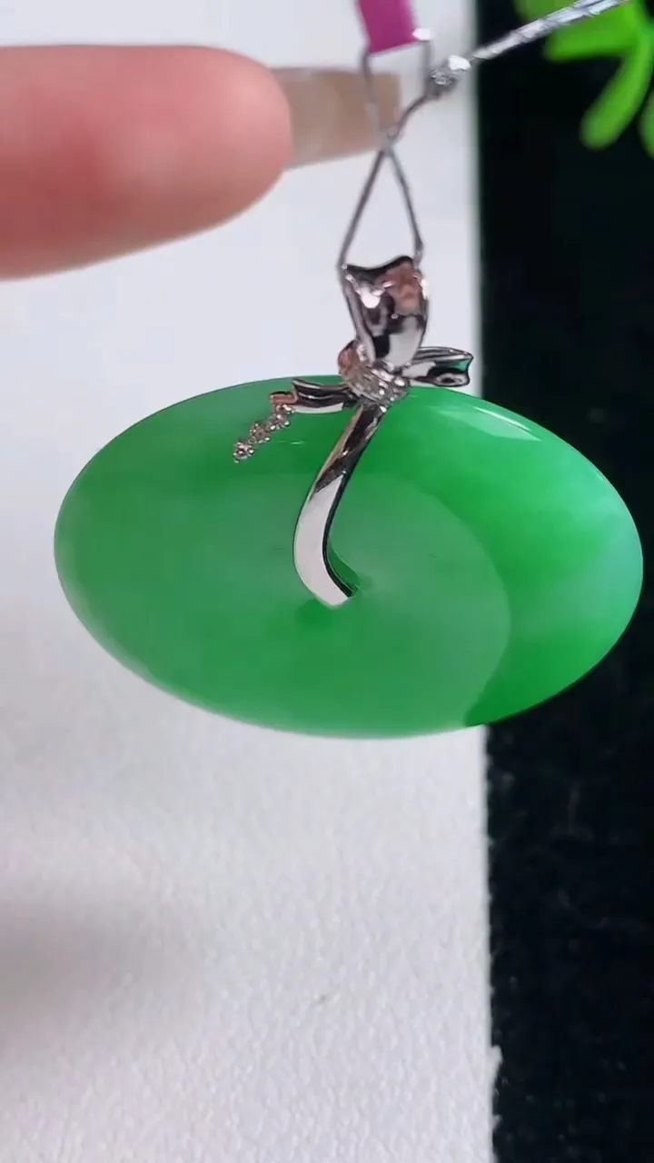 天然A货翡翠平安扣吊坠，尺寸31.7-5.9，重量:13.12g
12月30日