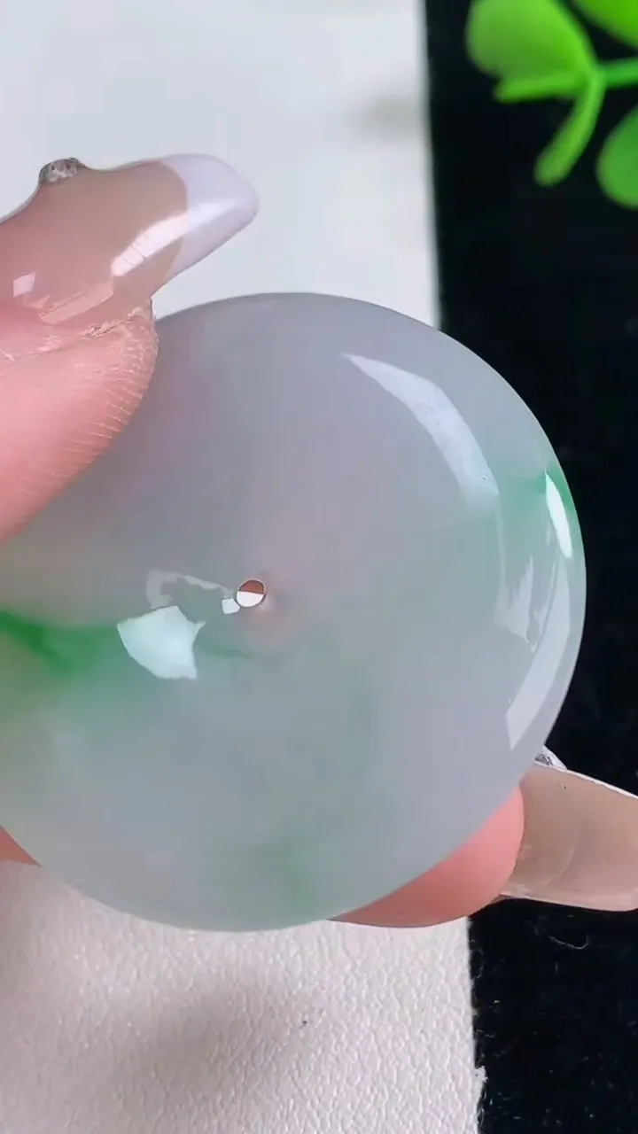 天然A货翡翠平安扣吊坠，尺寸37.2-5.5，重量:17.48g
12月30日