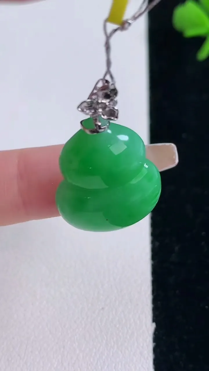 天然A货翡翠葫芦吊坠，尺寸23.7-18.4-6.1，重量:6.53g
12月30日