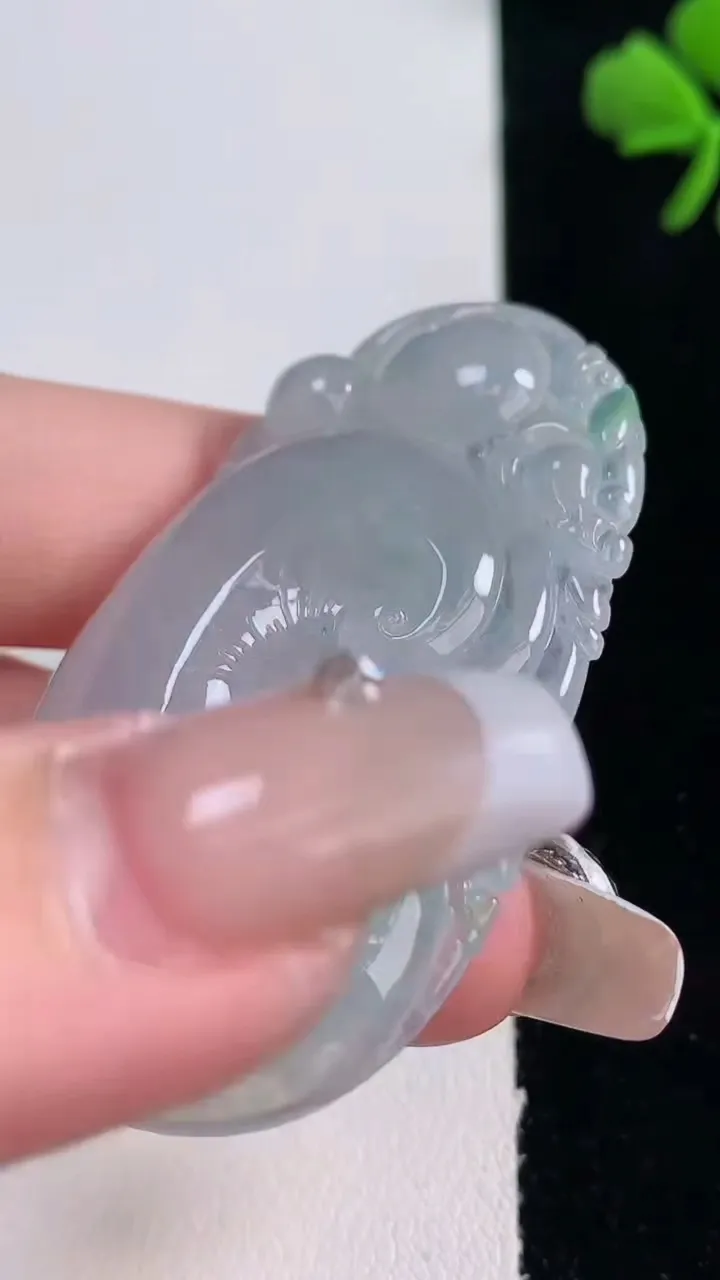 天然A货翡翠如意吊坠，尺寸52.4-31-5.7，重量:17.66g
12月30日