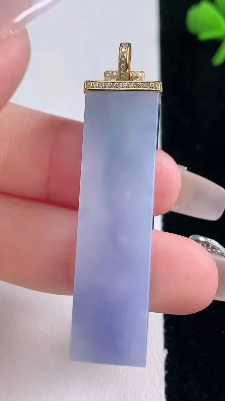 天然A货翡翠18K金紫罗兰无事牌吊坠，尺寸43.3-11-6，重量:11.12g
12月30日