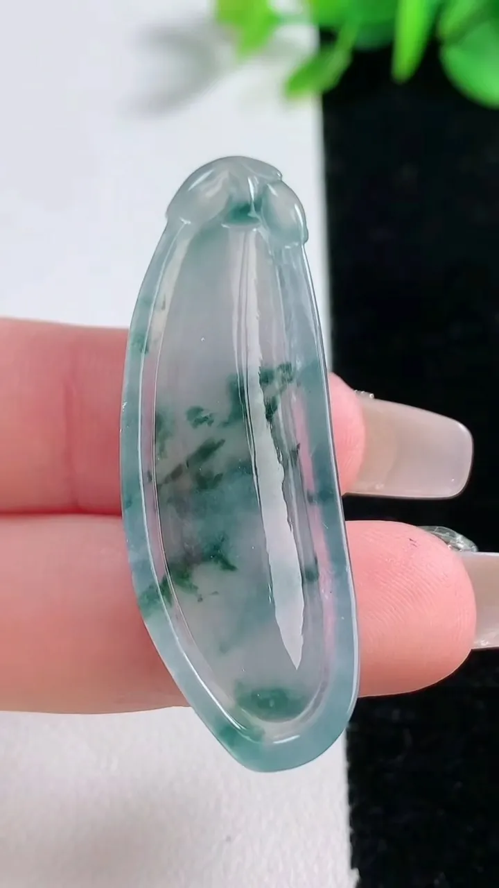 天然A货翡翠冰种飘花福瓜吊坠，尺寸44.5-16-6.1，重量:7.56g
12月30日