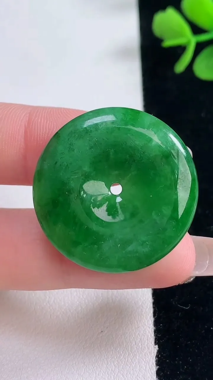 天然A货翡翠平安扣吊坠，尺寸29.3-4.7，重量:8.49g
12月30日