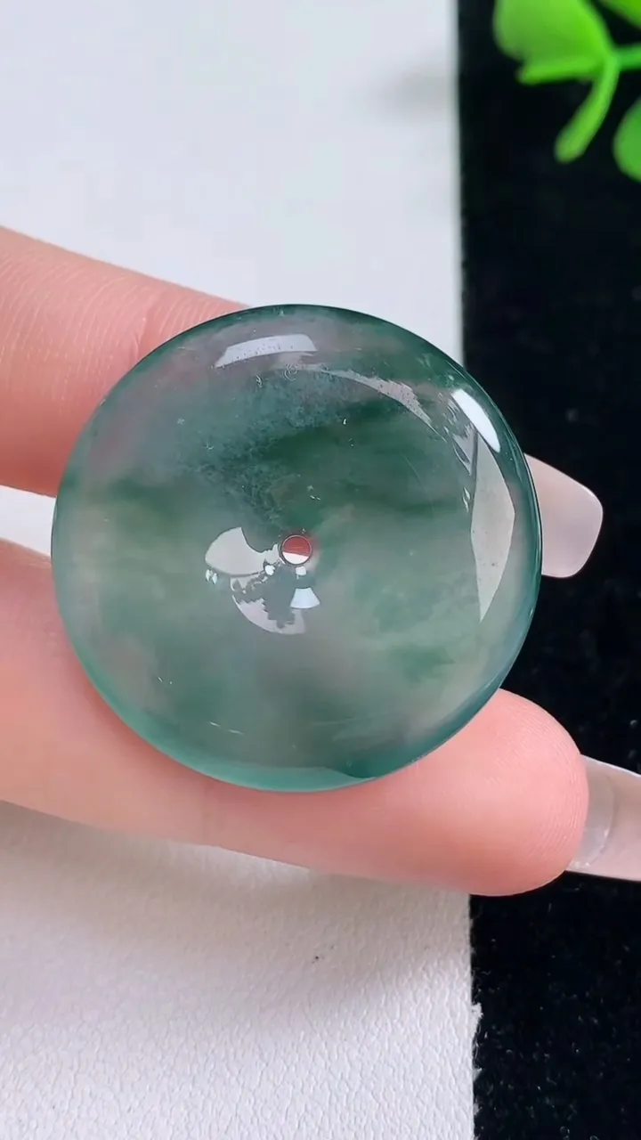 天然A货翡翠冰种飘花平安扣吊坠，尺寸29.6-5，重量:9.08g
12月30日