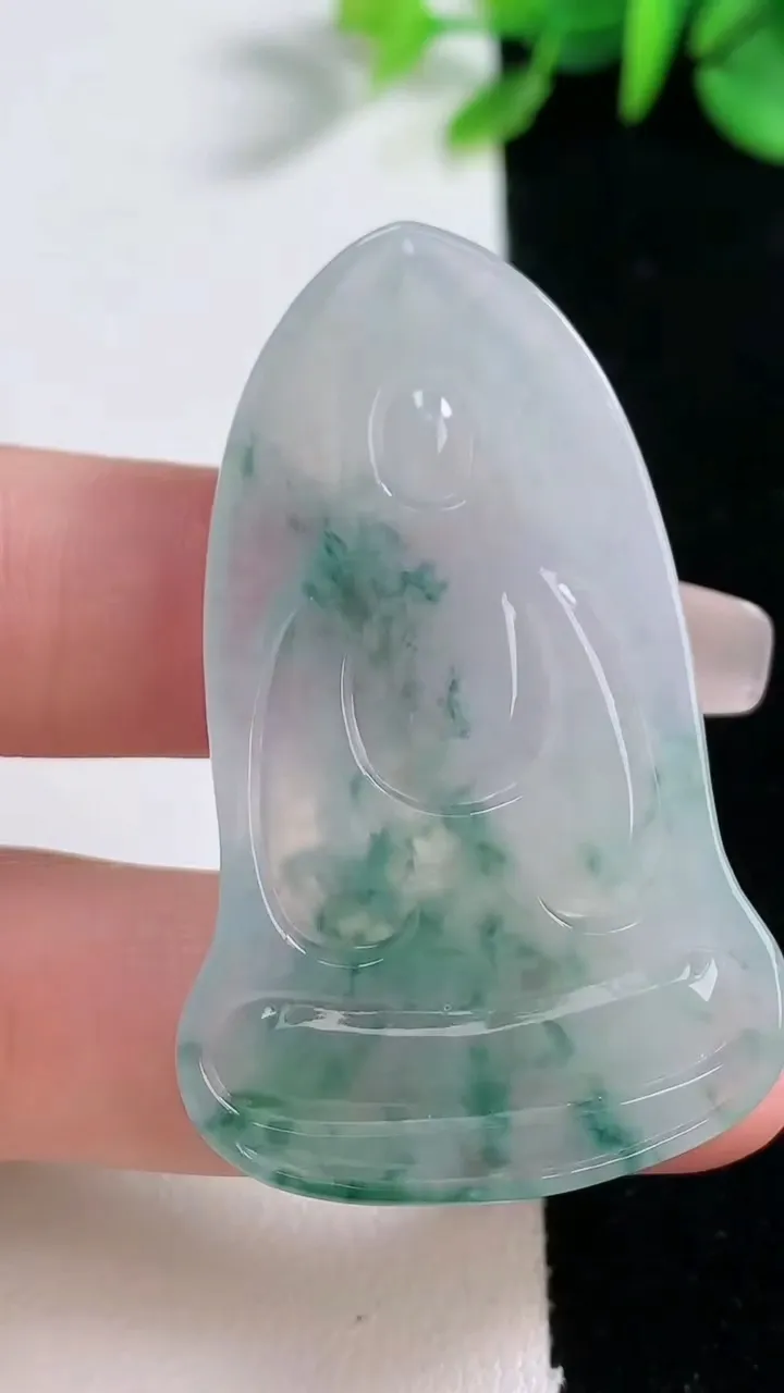 天然A货翡翠冰种飘花素衣观音菩萨吊坠，尺寸48.4-30.6-5.2，重量:13.55g
12月30日