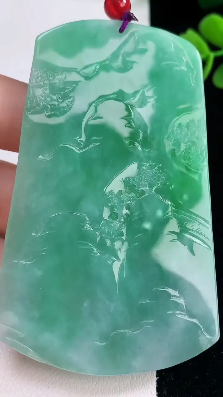 天然A货翡翠山水牌吊坠，尺寸74.5-47-6.7，重量:51.56g
12月30日