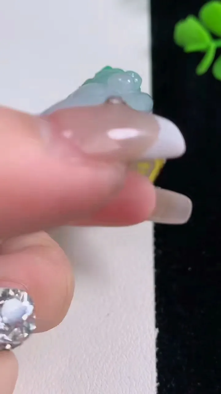 天然A货翡翠逍遥佛吊坠，尺寸58.8-41.2-11.7，重量:56.22g
12月30日