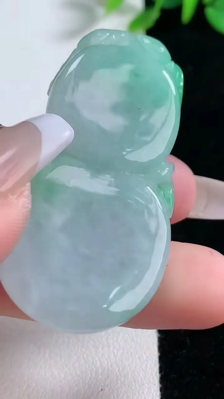 天然A货翡翠葫芦吊坠，尺寸50-26.4-10.8，重量:29.94g
12月30日