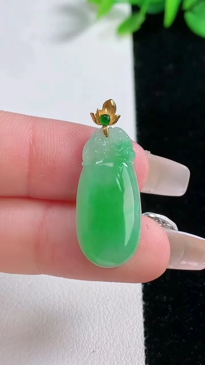 天然A货翡翠福瓜吊坠，尺寸24-11.8-4.1，重量:2.60g
12月30日
