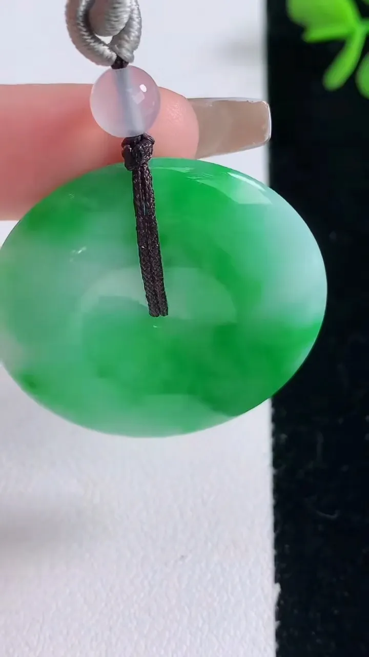 天然A货翡翠平安扣吊坠，尺寸33.8-6，重量:19.54g
12月30日