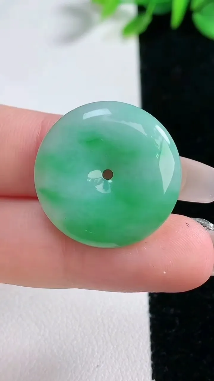 天然A货翡翠平安扣吊坠，尺寸23.8-4.7，重量:5.48g
12月30日