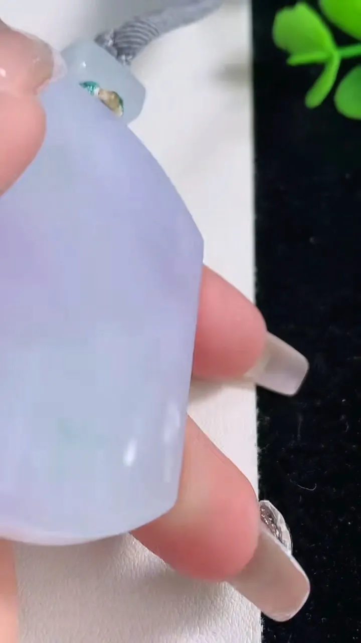 天然A货翡翠春带彩紫罗兰无事牌吊坠，尺寸55.8-42.5-5.7，重量:44.50g
12月30日