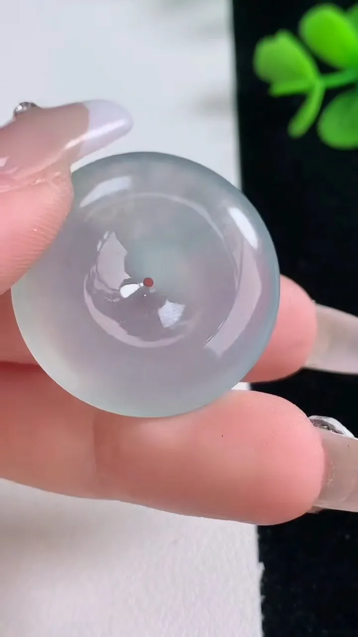 天然A货翡翠平安扣吊坠，尺寸28.5-5.7，重量:9.35g
12月30日