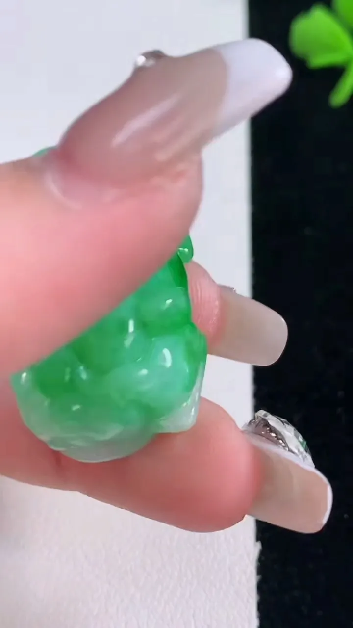 天然A货翡翠霸王貔貅吊坠，尺寸34.2-17.6-11.6，重量:15.59g
12月30日