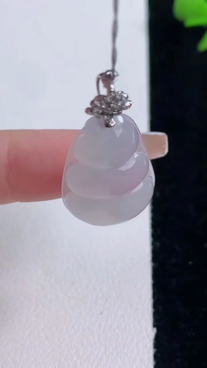 天然A货翡翠种白冰福豆吊坠，尺寸27-16.7-5.6，重量:4.49g
12月30日