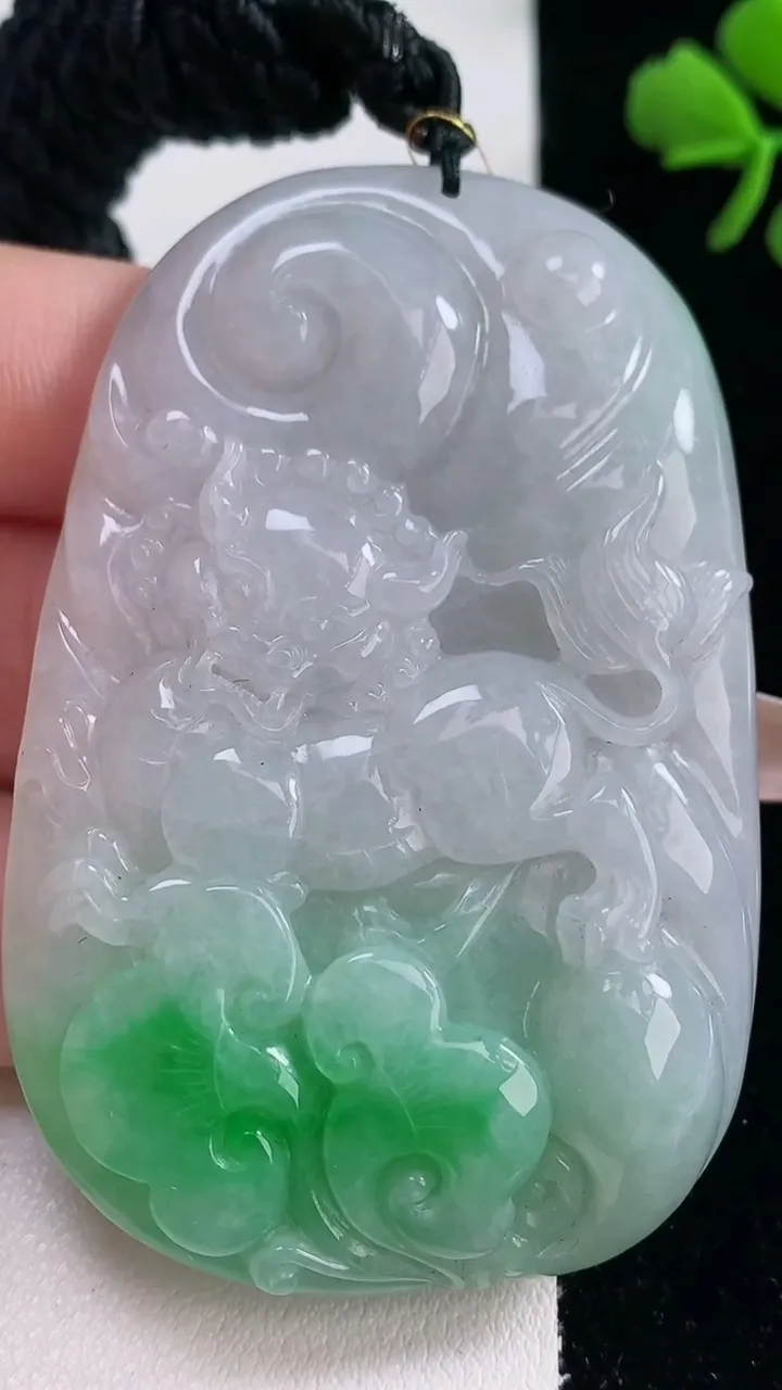 天然A货翡翠麒麟吊坠，尺寸66.4-43.2-10.8，重量:71.87g
12月30日