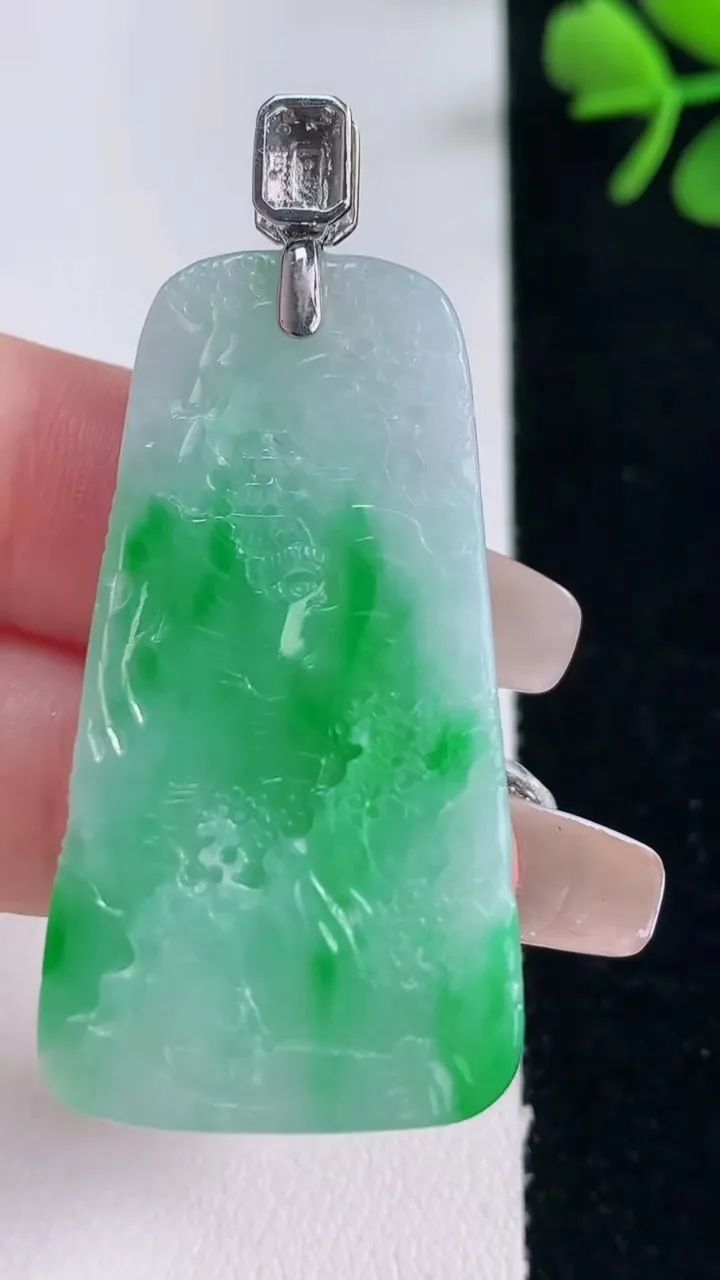 天然A货翡翠山水牌吊坠，尺寸42-23-6.2，重量:12.98g
12月30日