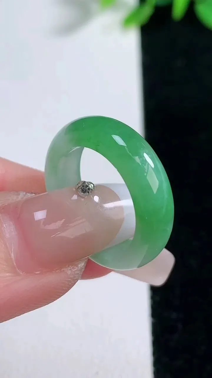 天然A货翡翠指环戒指，尺寸16-5.4-2.9，重量:3.30g2025年12月30日
工厂直销收藏