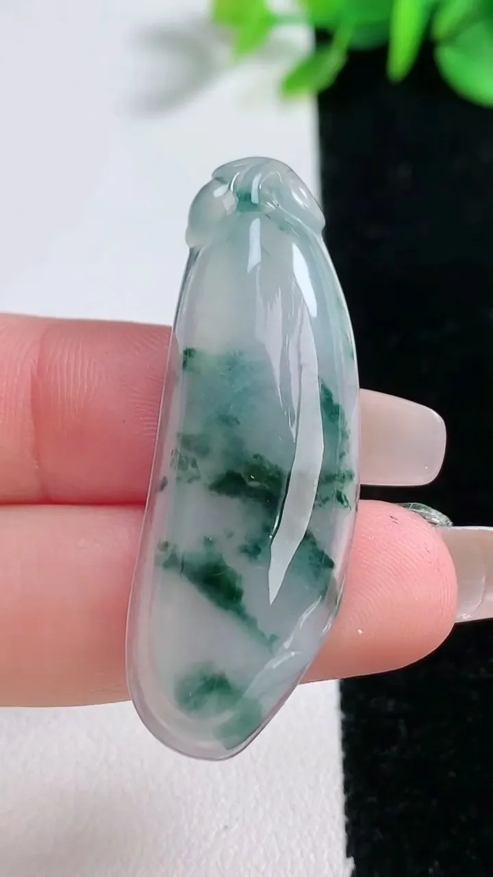 天然A货翡翠冰种飘花福瓜吊坠，尺寸44.5-16-6.1，重量:7.56g
12月30日