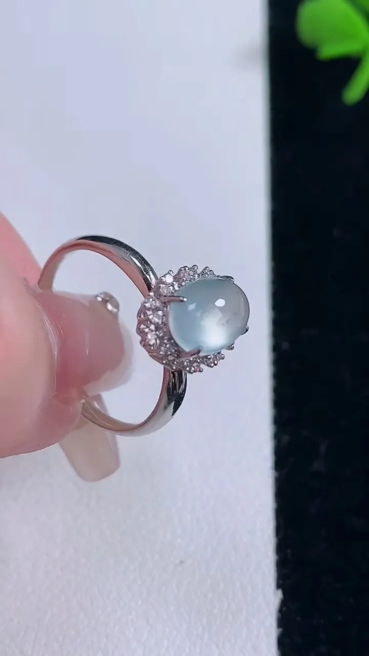 天然A货翡翠种白冰蛋面戒指，尺寸17.6-8.7-6.2-8.8，重量:2.40g2025年12月30日
工厂直销收藏佳品,种好水足，色泽均匀，有种有色，上手高大气！