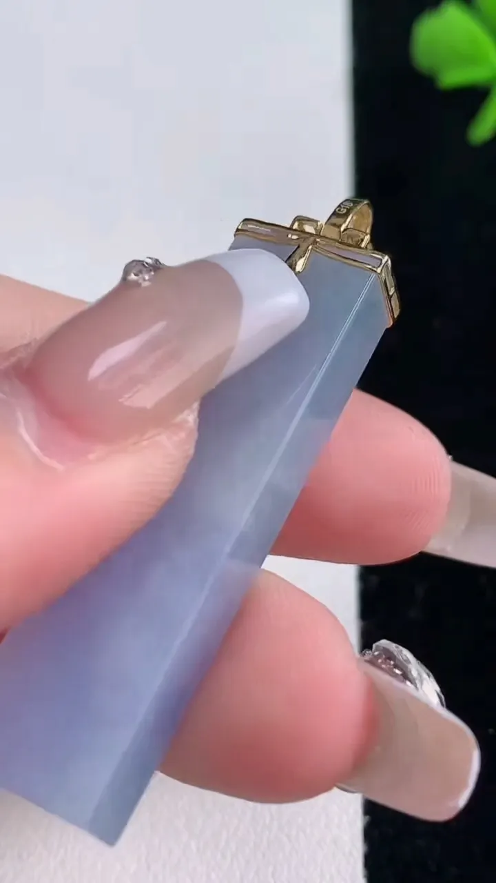 天然A货翡翠18K金紫罗兰无事牌吊坠，尺寸43.3-11-6，重量:11.12g
12月30日