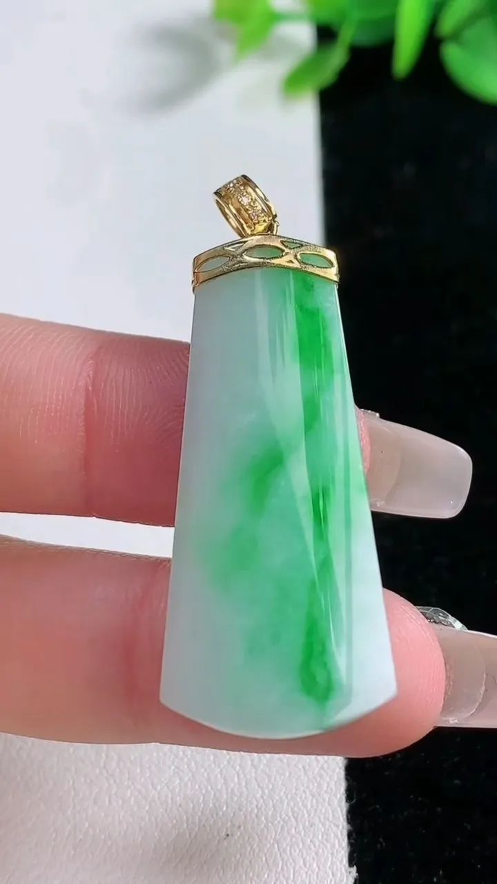 天然A货翡翠无事牌吊坠，尺寸38.2-17-5.6，重量:8.17g
12月30日